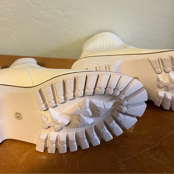 NWOT Coconuts by Matisse White Ankle Boots - Picture 3 of 4